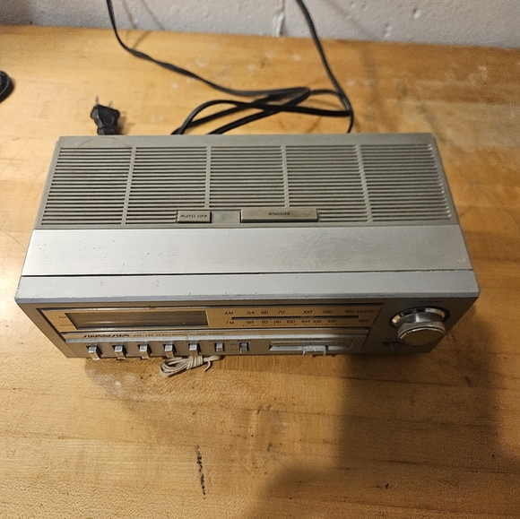 SoundDesign Model #3675-A Clock Radio AM/FM Silver Soundesign Tested&Works - Picture 4 of 7